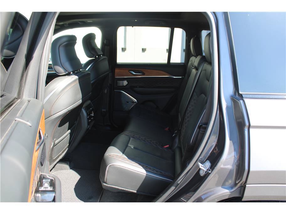 Used 2022 Jeep Grand Cherokee Summit AWD/4WD image 12