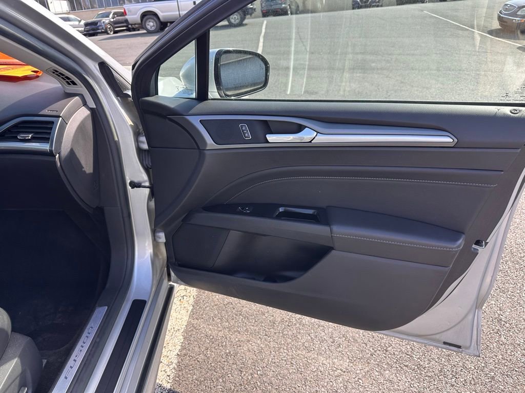 Used 2016 Ford Fusion Titanium image 18