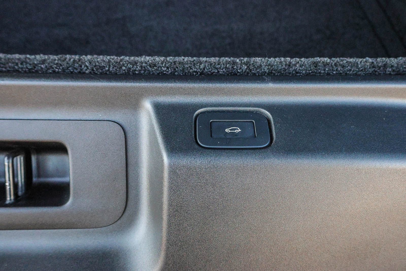 Certified 2025 Land Rover Range Rover SE image 28