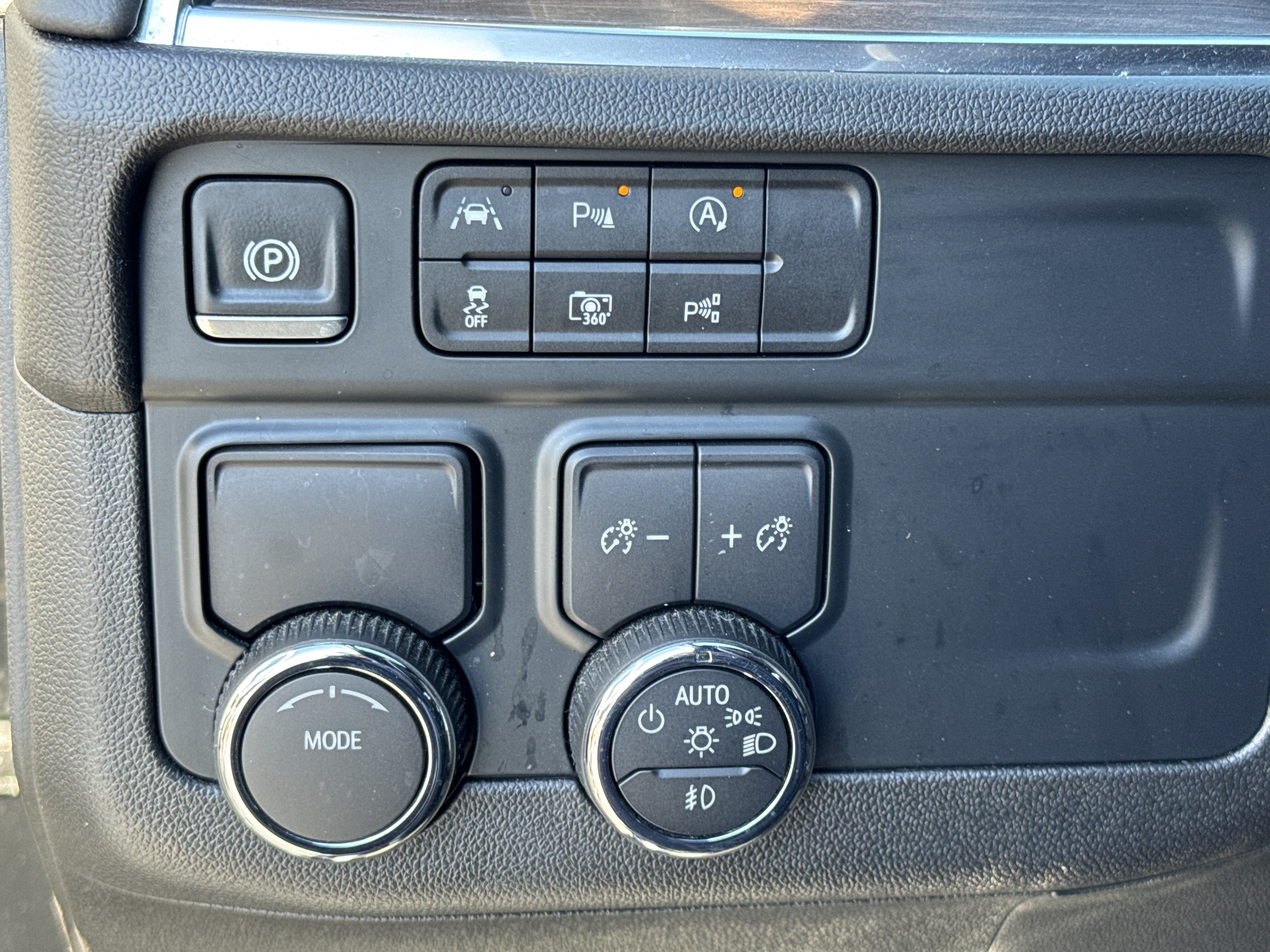 Used 2025 Chevrolet Suburban LT w/ Comfort Package RWD image 28