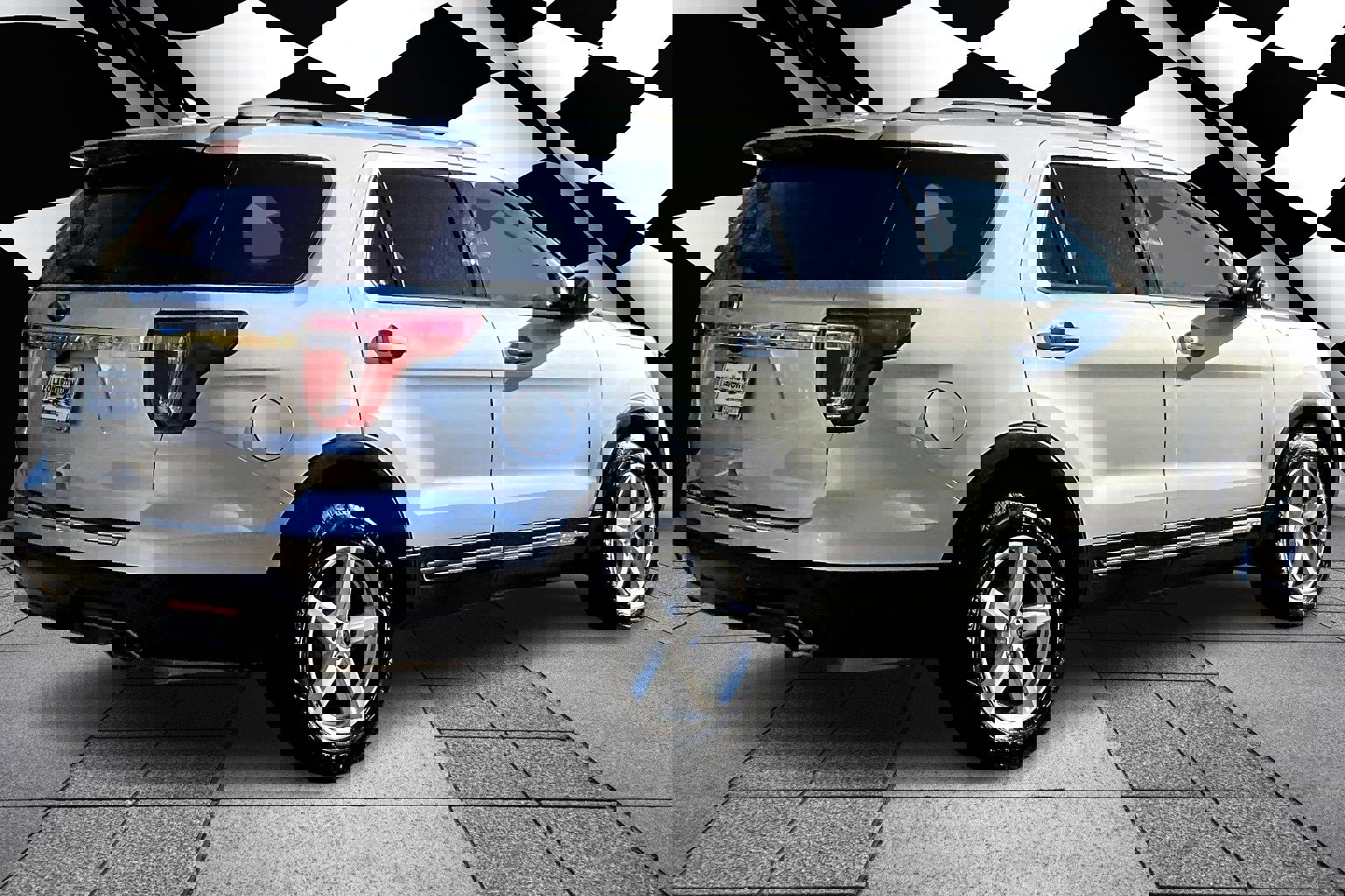 Used 2018 Ford Explorer XLT w/ Equipment Group 202A image 2