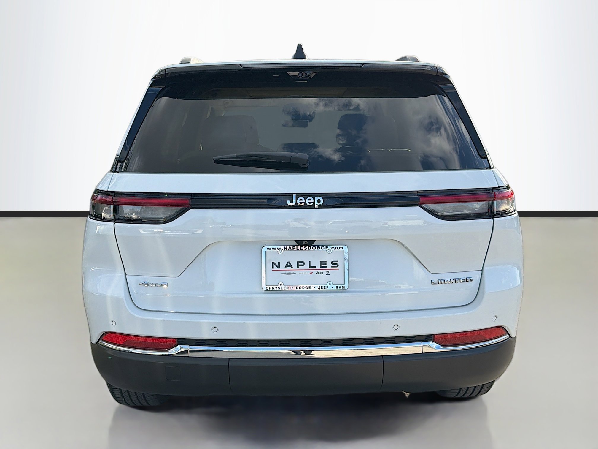 Used 2022 Jeep Grand Cherokee Limited w/ Luxury Tech Group II image 4