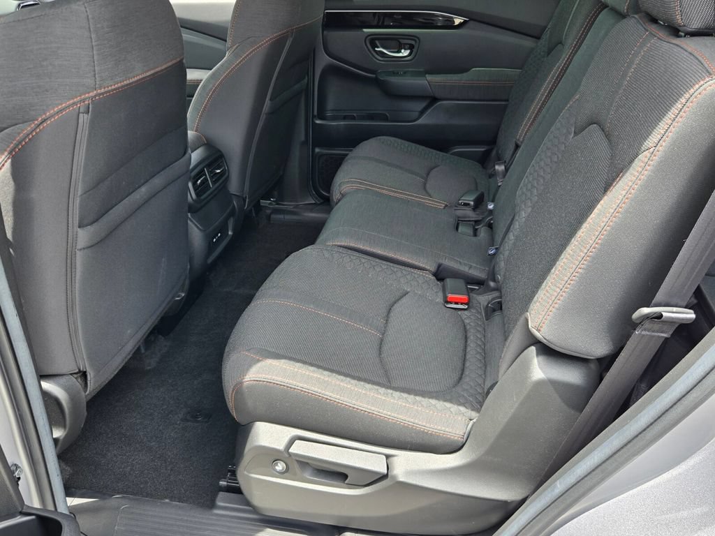 Used 2025 Honda Pilot Sport image 11