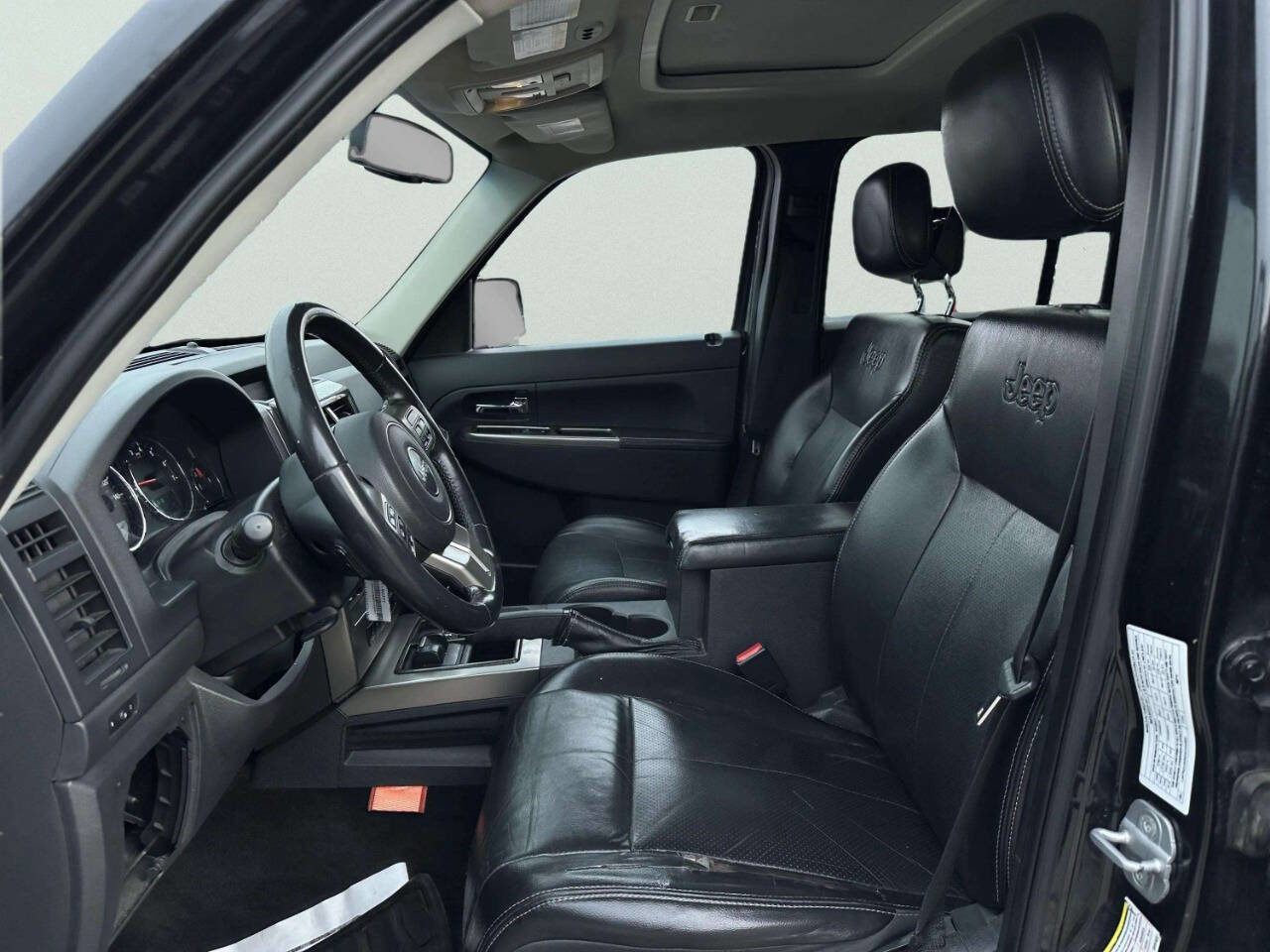 Used 2011 Jeep Liberty Limited w/ Sky's The Limit Group image 14