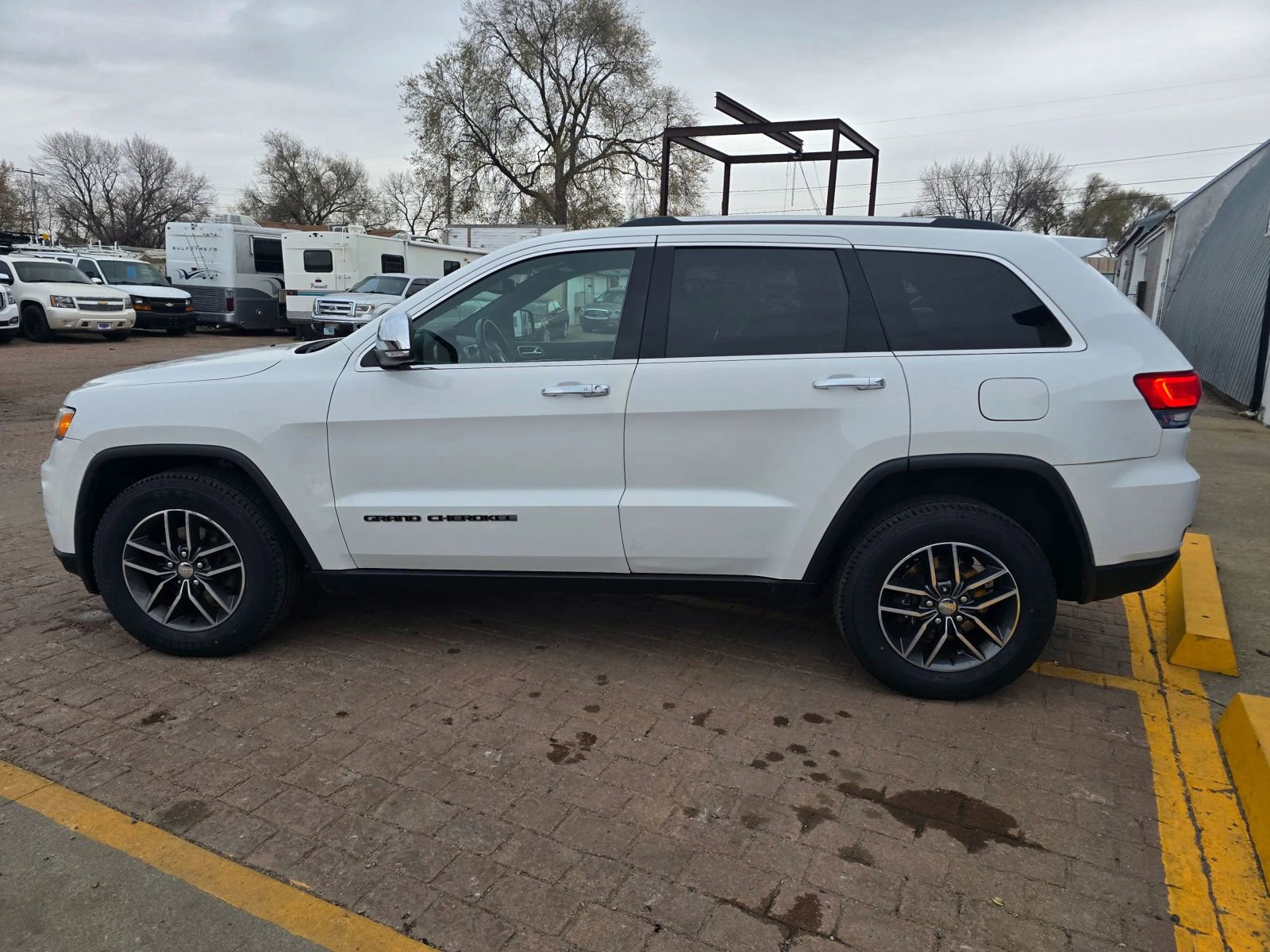 Used 2017 Jeep Grand Cherokee Limited AWD/4WD image 9