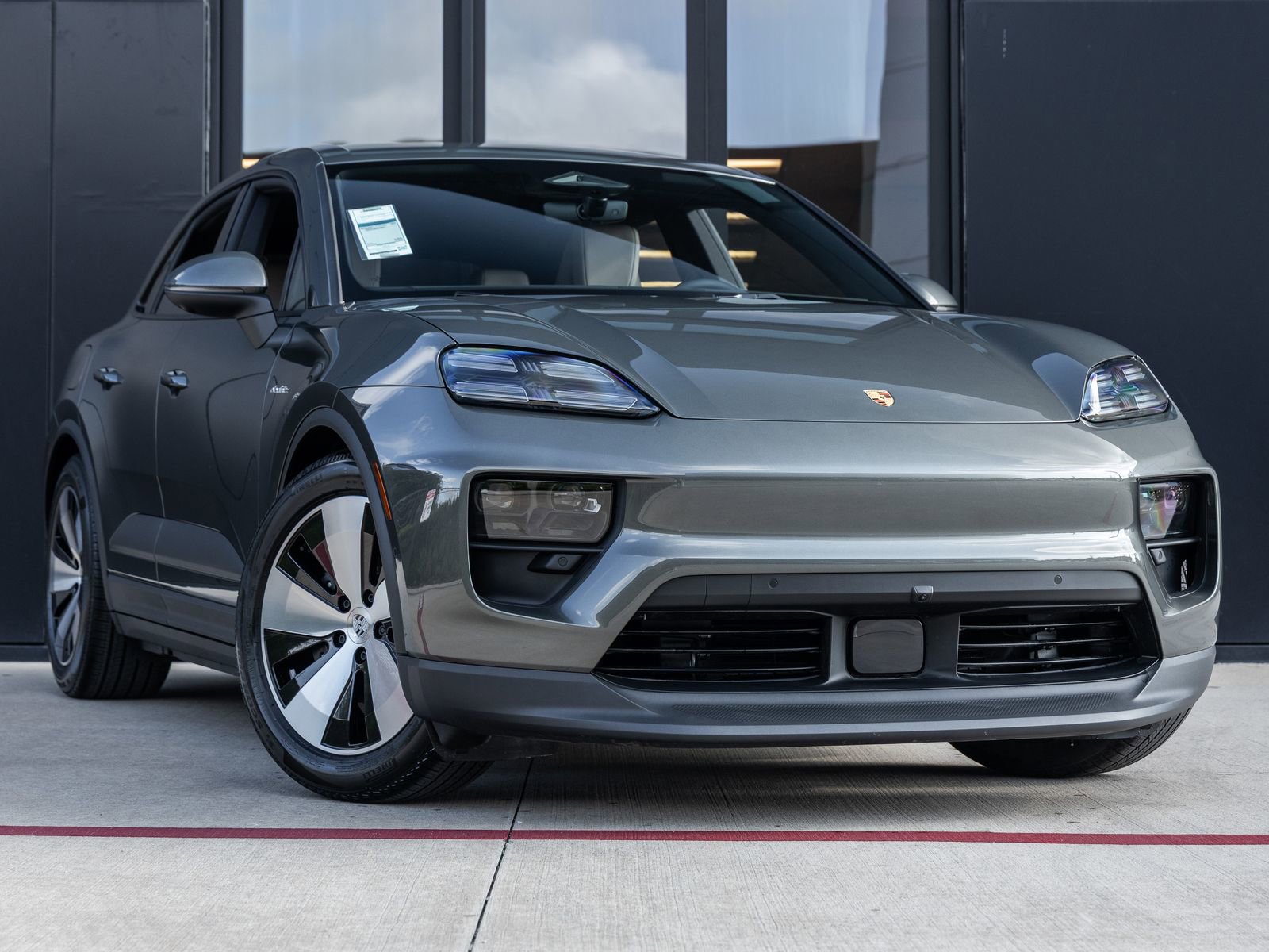 Certified 2025 Porsche Macan Electric image 6