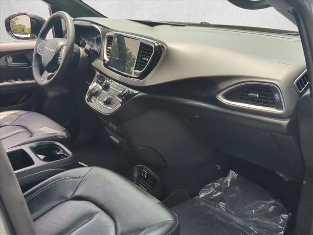 Used 2025 Chrysler Pacifica Select FWD image 21