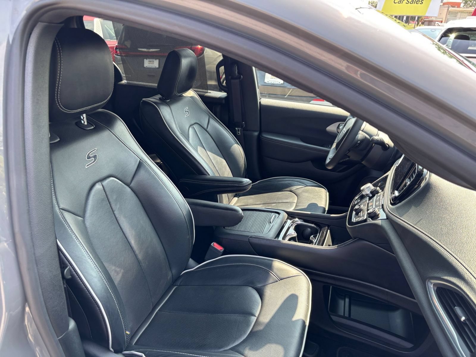 Used 2025 Chrysler Pacifica Limited FWD image 39
