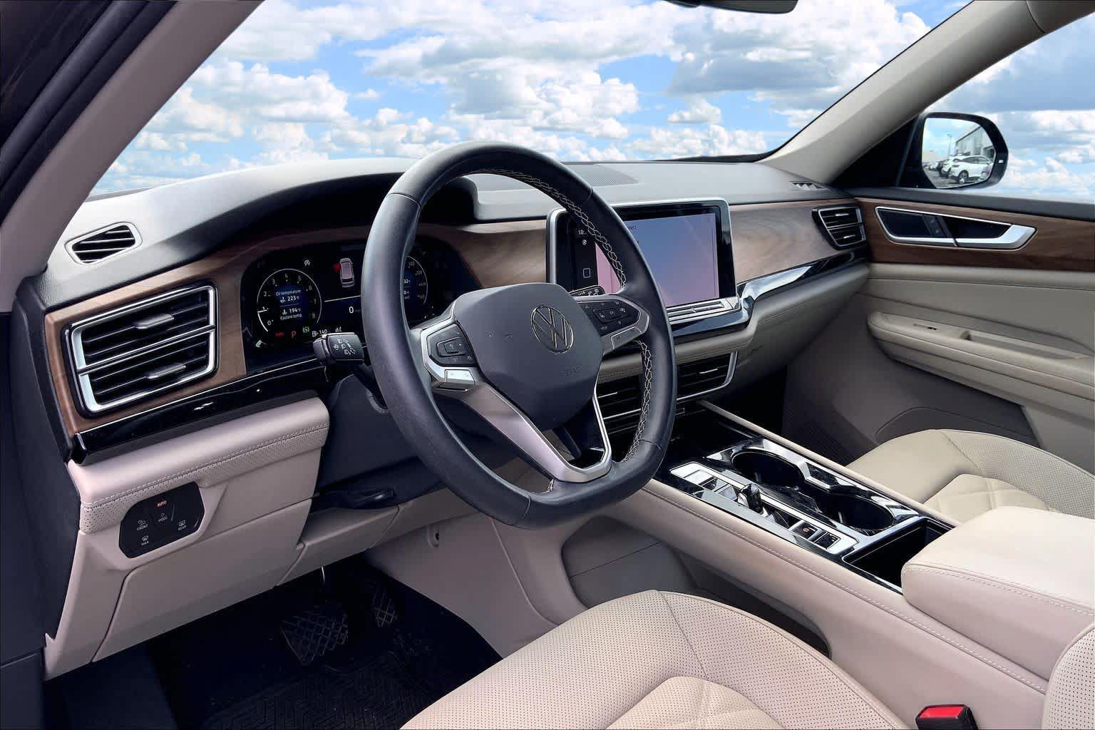 Used 2024 Volkswagen Atlas SE w/ Panoramic Sunroof Package FWD image 2