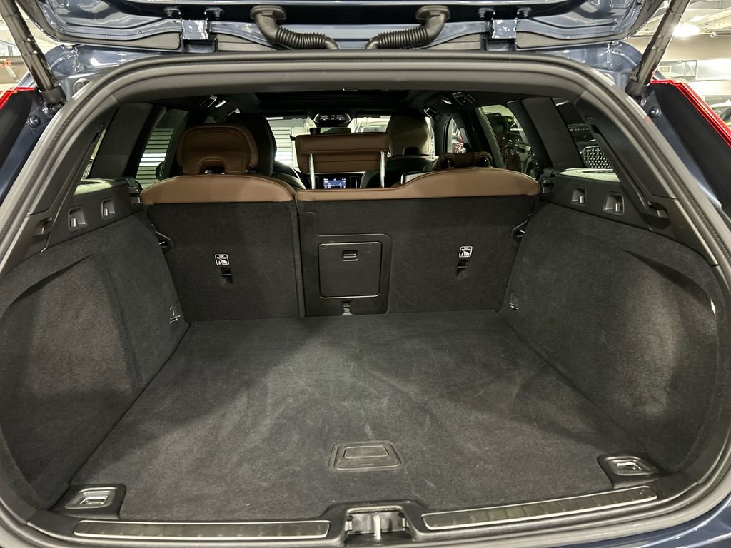 Certified 2025 Volvo V60 B5 Cross Country Plus AWD/4WD image 27