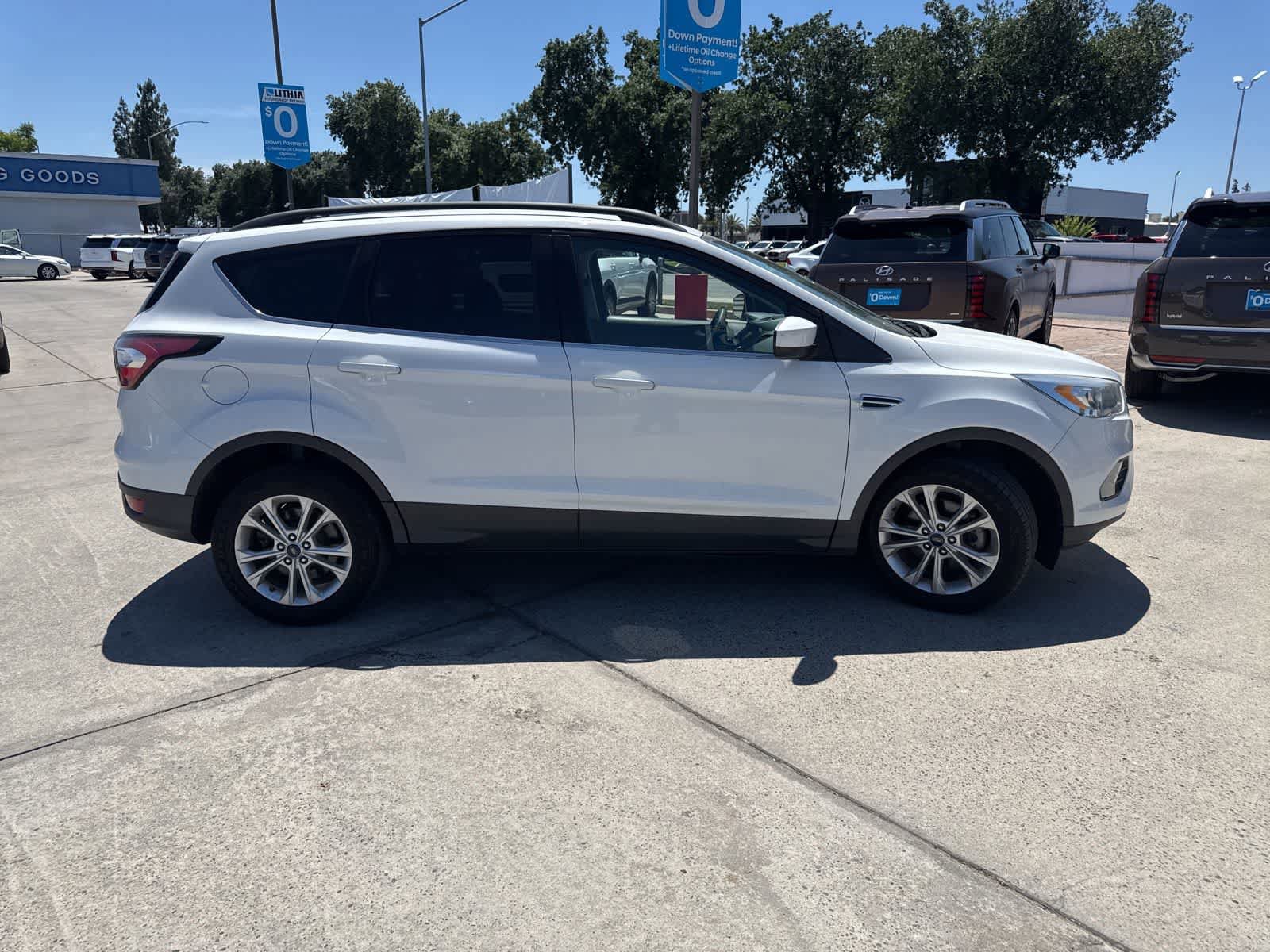 Used 2017 Ford Escape SE w/ Equipment Group 201A FWD image 4