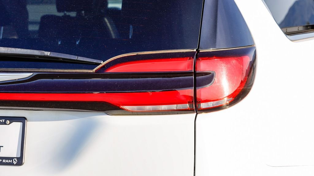 Used 2022 Chrysler Pacifica Touring-L image 10