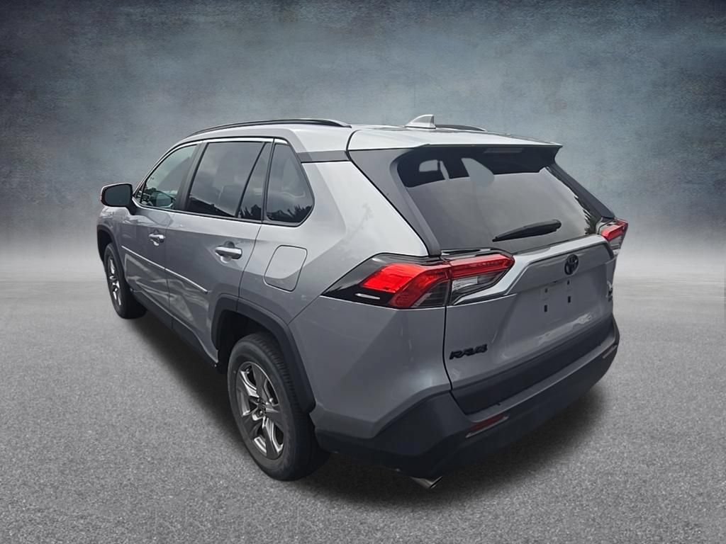 Used 2022 Toyota RAV4 XLE AWD/4WD image 6