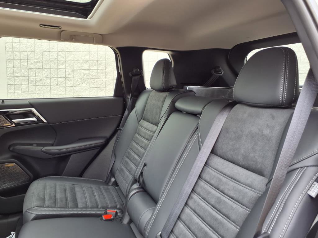 New 2025 Mitsubishi Outlander SE image 14