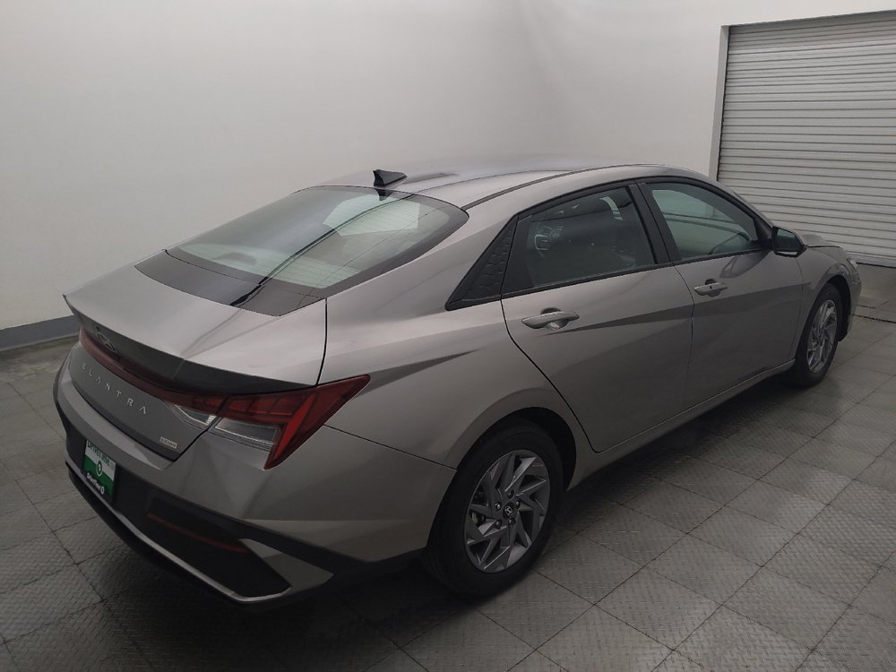 Used 2025 Hyundai Elantra Hybrid FWD image 9