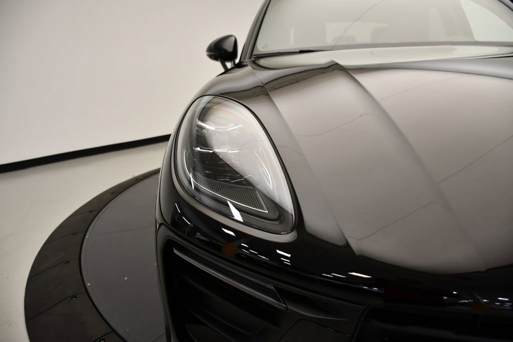 Certified 2025 Porsche Macan Turbo AWD/4WD image 13