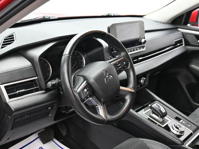Used 2024 Mitsubishi Outlander SE image 17