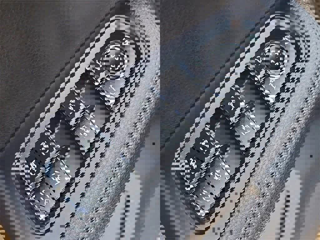 Certified 2025 Porsche Macan image 32