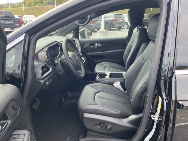 New 2026 Chrysler Pacifica Select image 15
