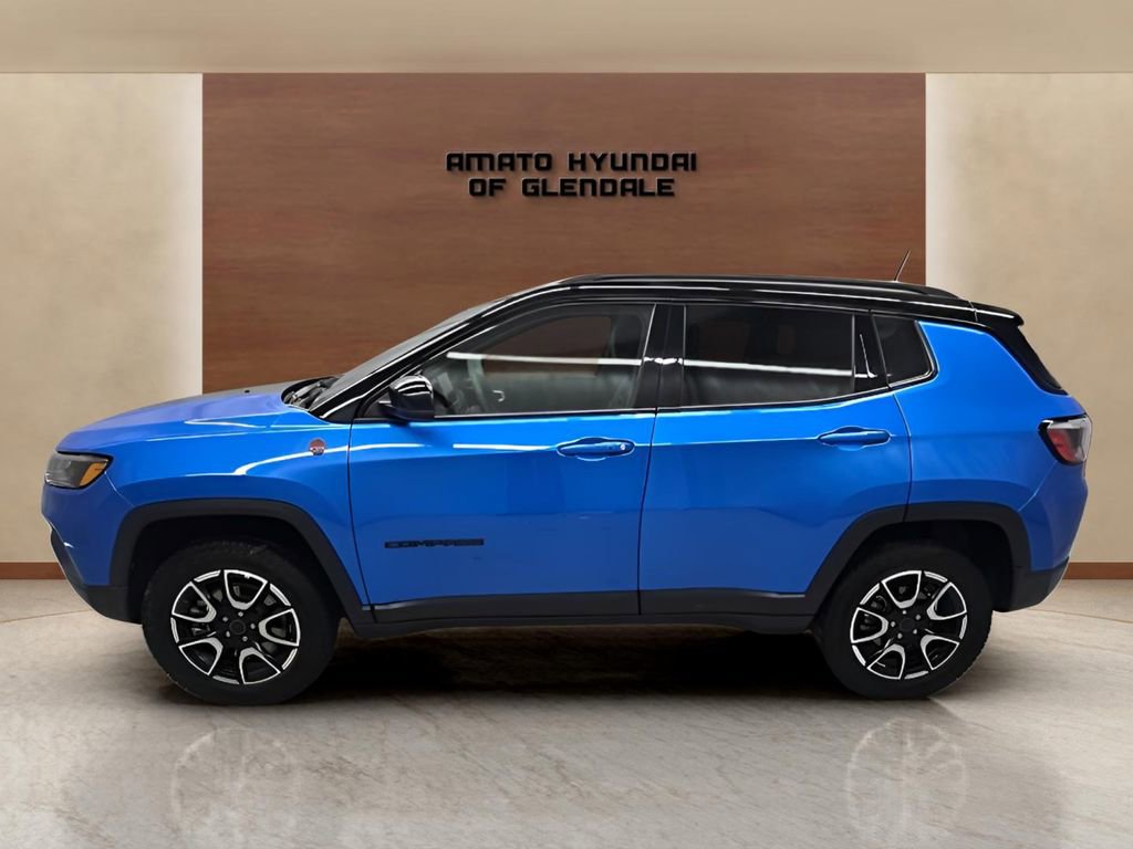 Used 2025 Jeep Compass Trailhawk AWD/4WD image 3