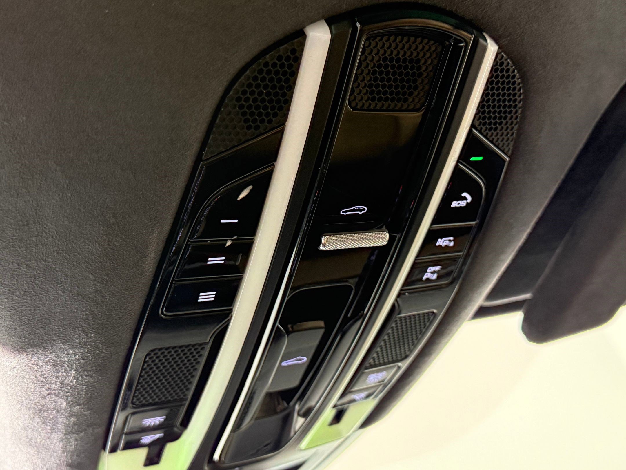 Used 2020 Porsche Cayenne Turbo image 27