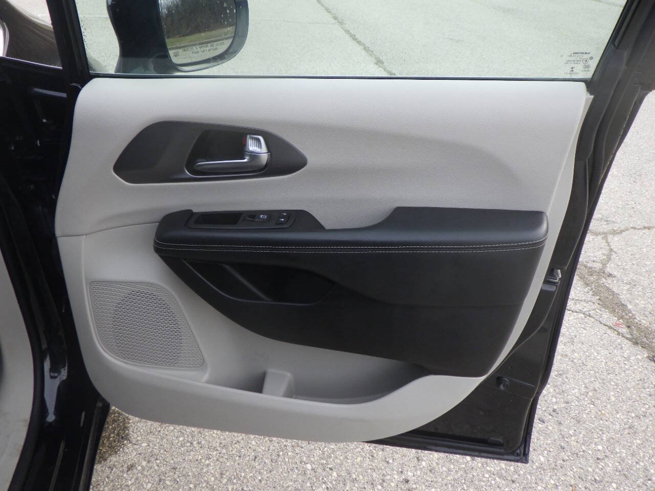 Used 2022 Chrysler Pacifica Touring-L FWD image 14