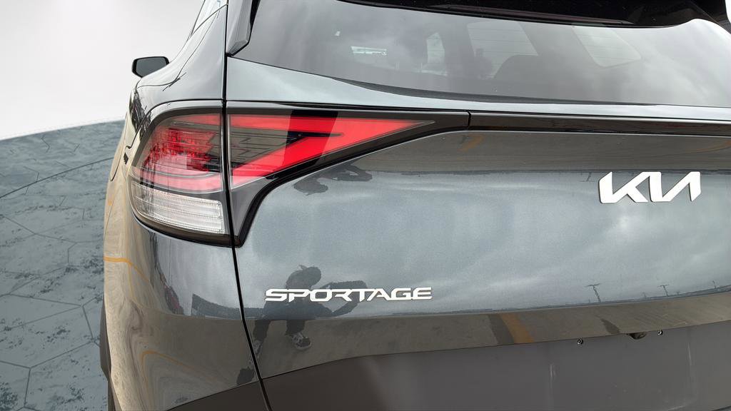 Used 2025 Kia Sportage LX image 28