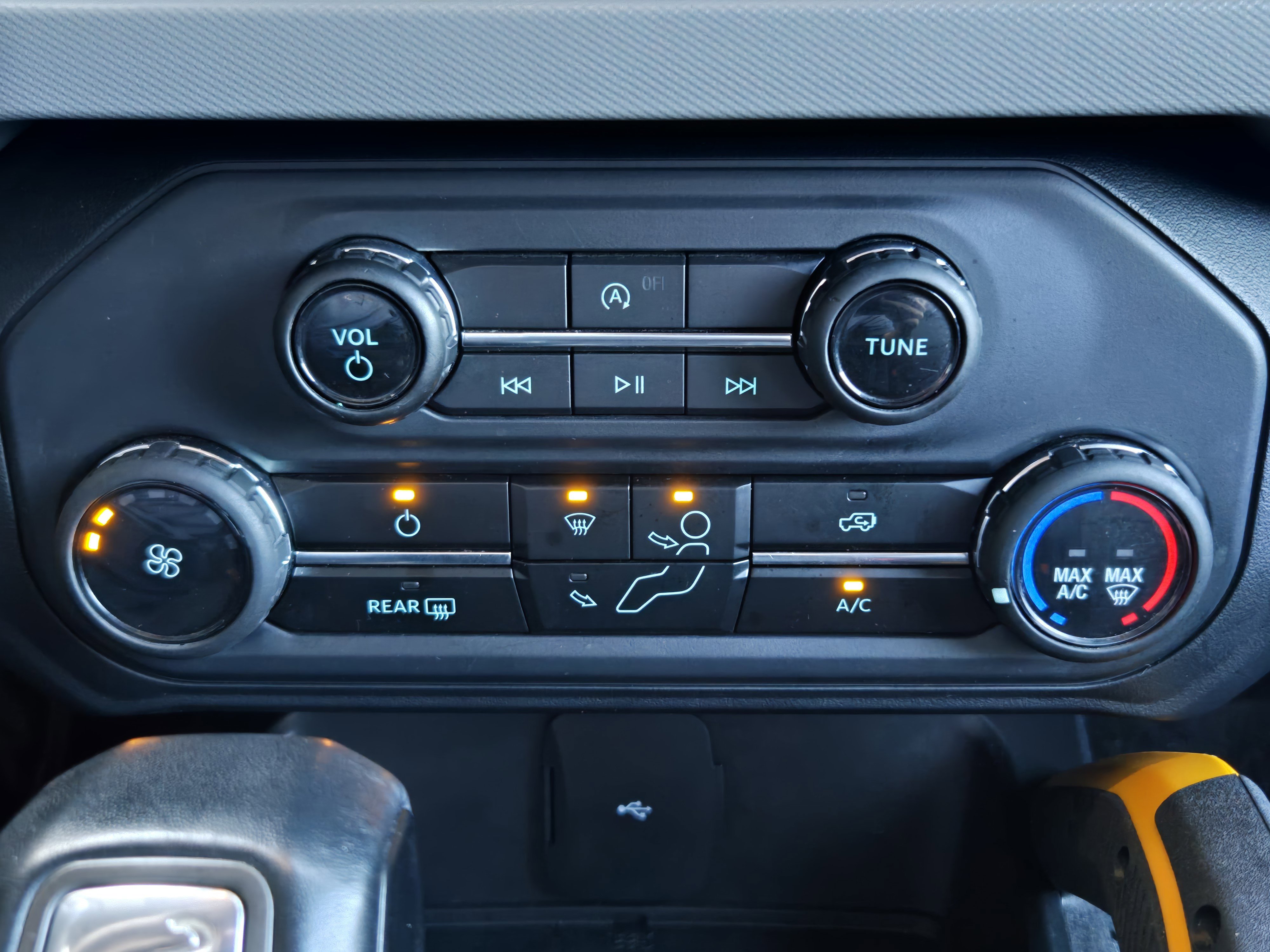 Used 2023 Ford Bronco Badlands image 14