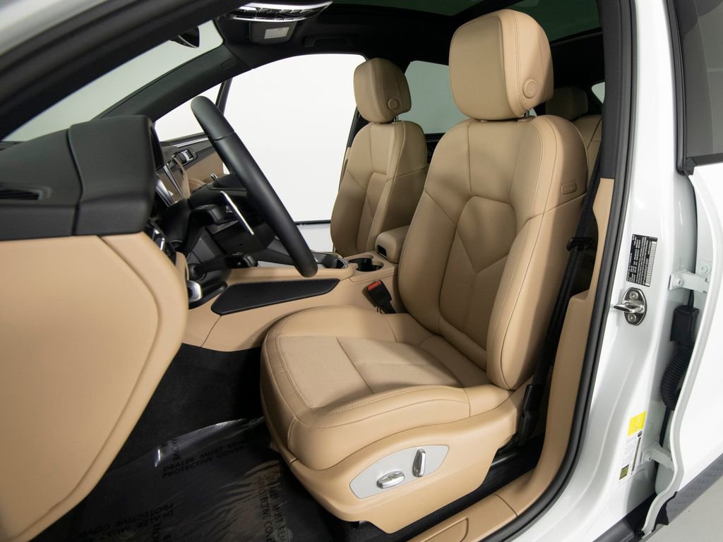 Certified 2025 Porsche Macan image 5