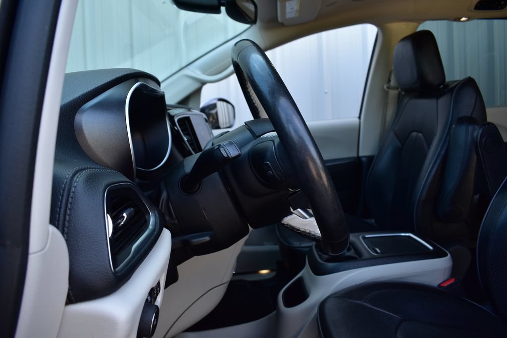 Used 2020 Chrysler Pacifica Limited FWD image 46