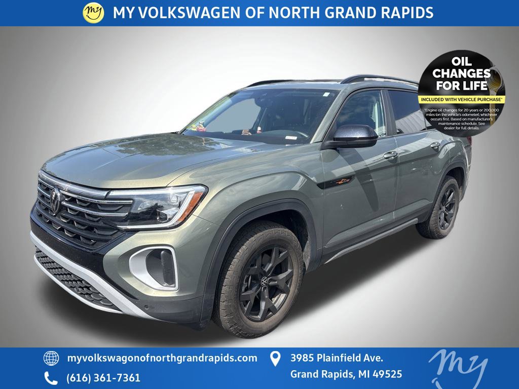 Used 2025 Volkswagen Atlas Peak Edition SE AWD/4WD image 4