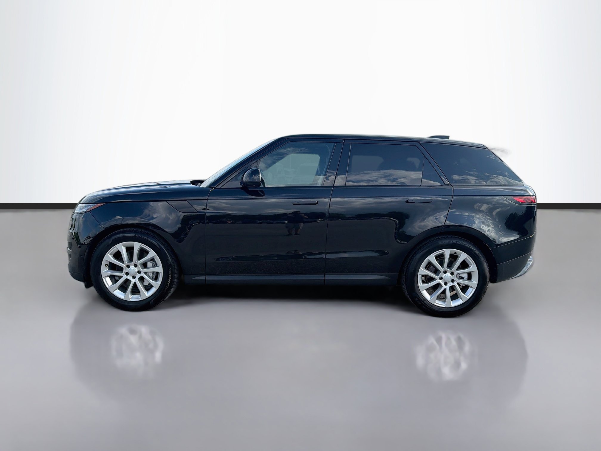 Used 2025 Land Rover Range Rover Sport SE AWD/4WD image 2