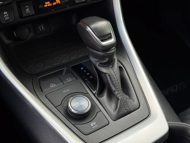 Used 2025 Toyota RAV4 XSE AWD/4WD image 19