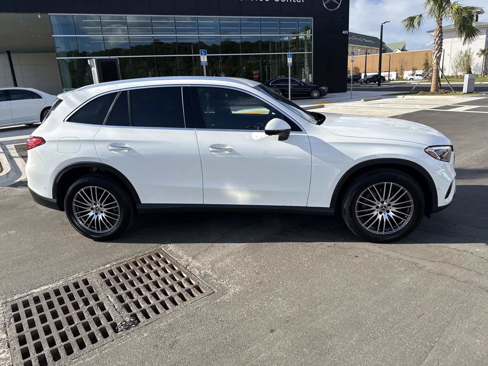 Used 2025 Mercedes-Benz GLC 300 image 2