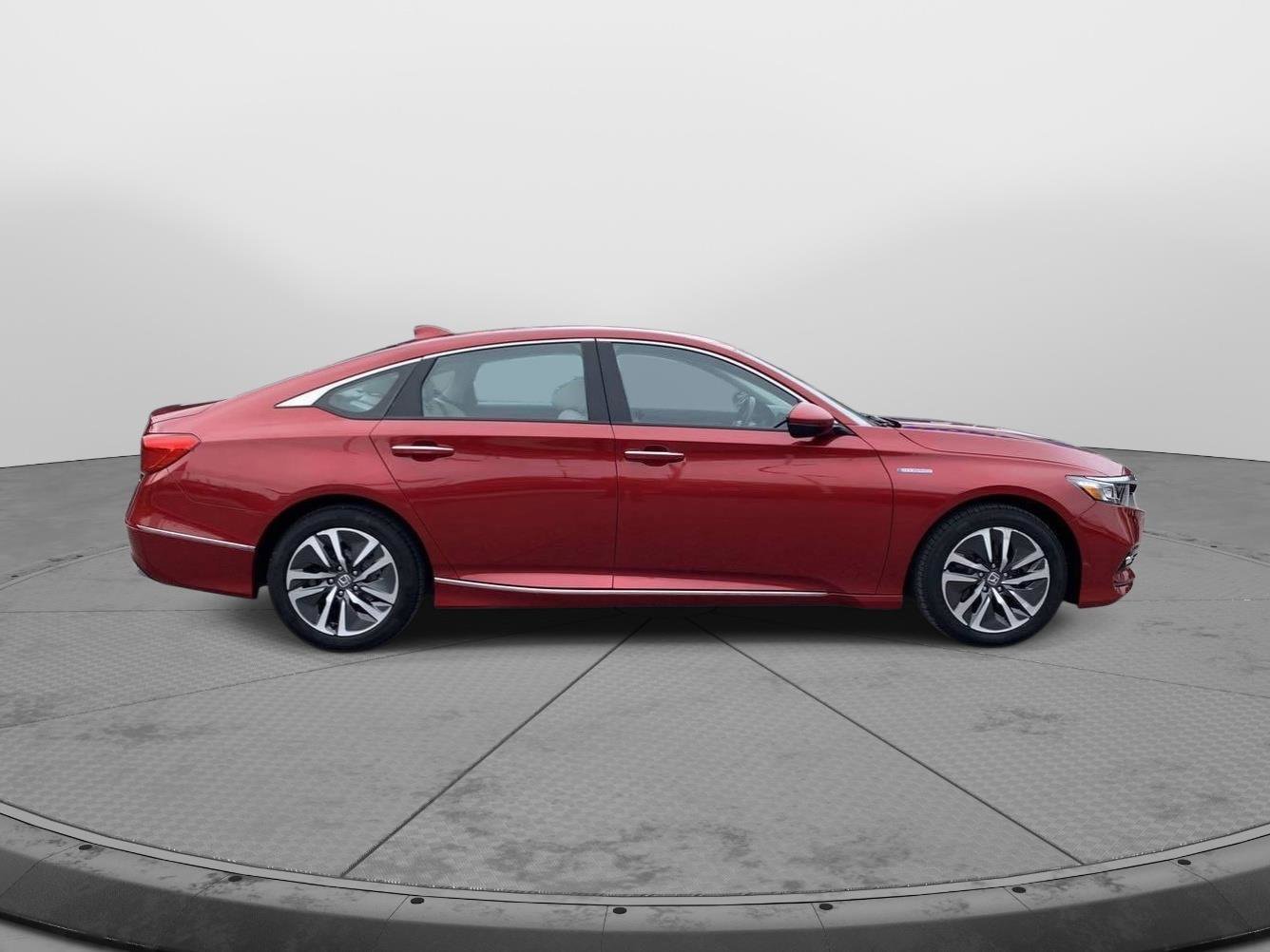 Used 2020 Honda Accord Touring image 2