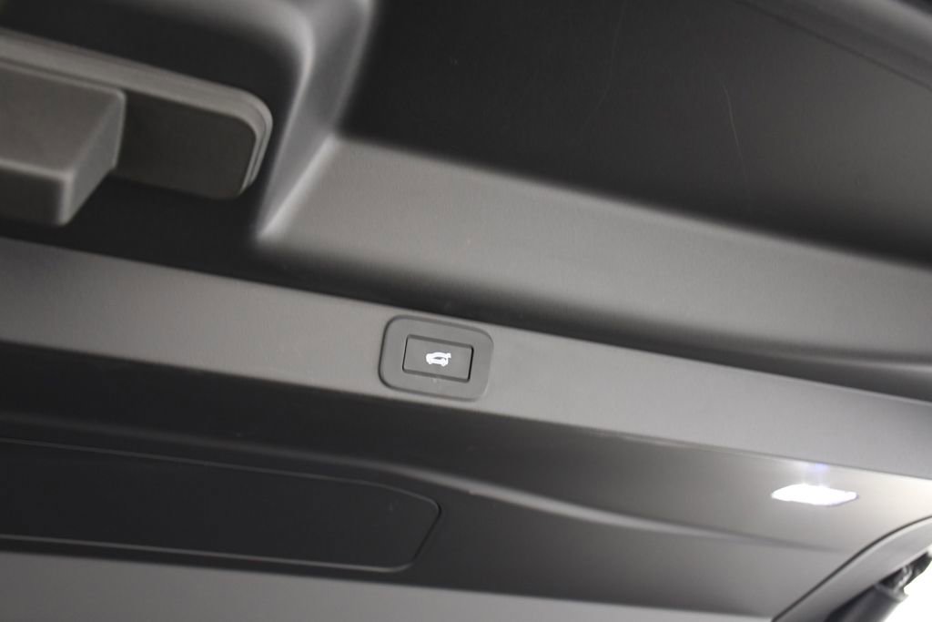 Certified 2025 Land Rover Range Rover SE image 24