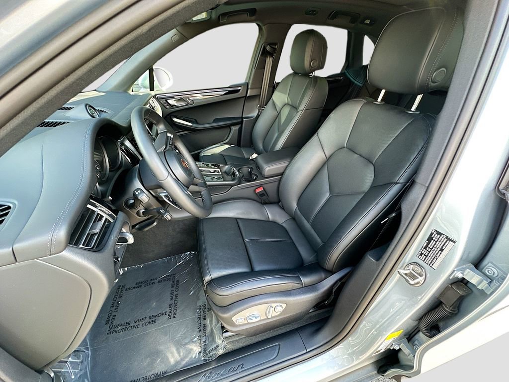 Certified 2026 Porsche Macan AWD/4WD image 5