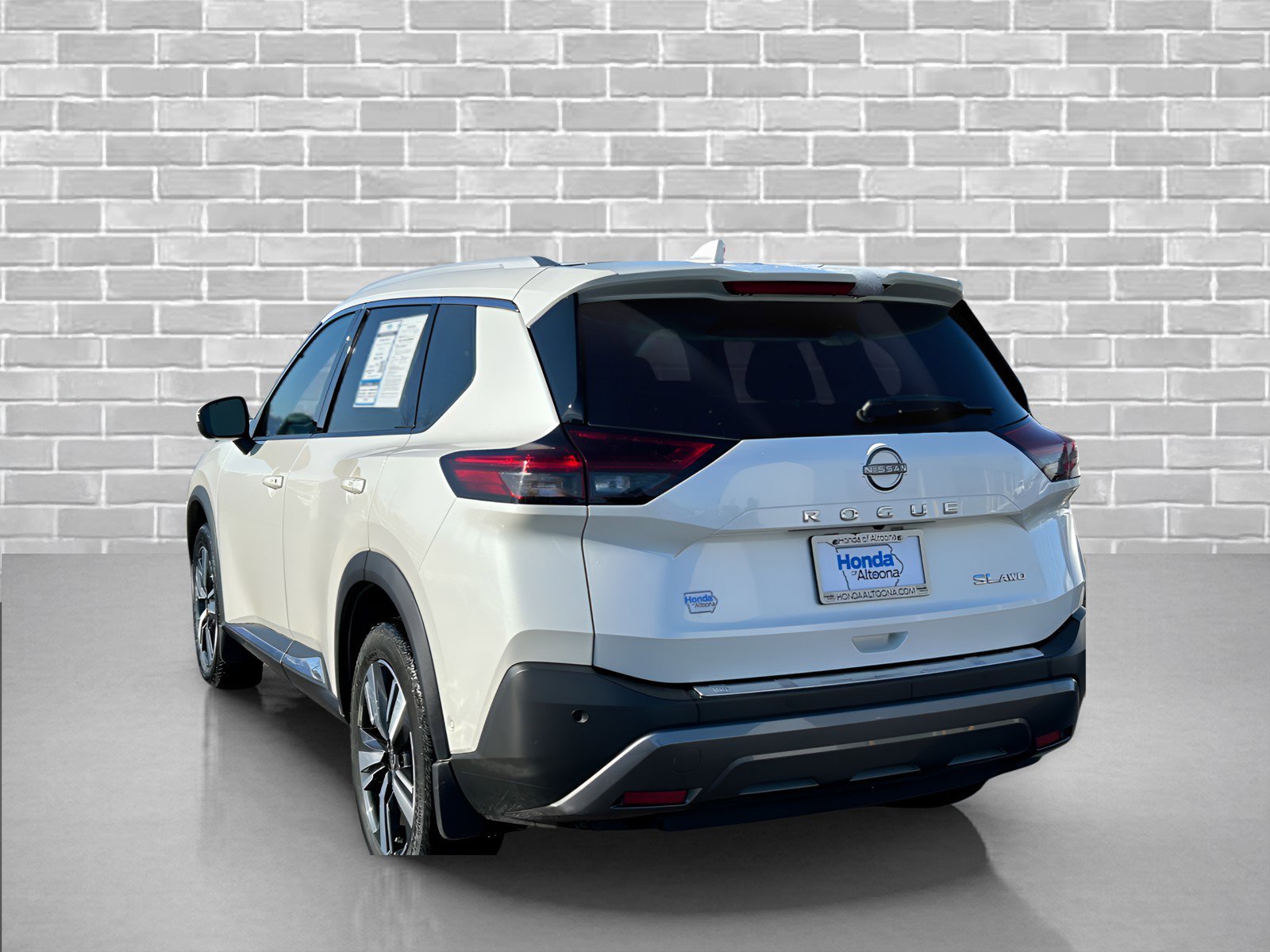 Used 2023 Nissan Rogue SL w/ SL Premium Package image 3