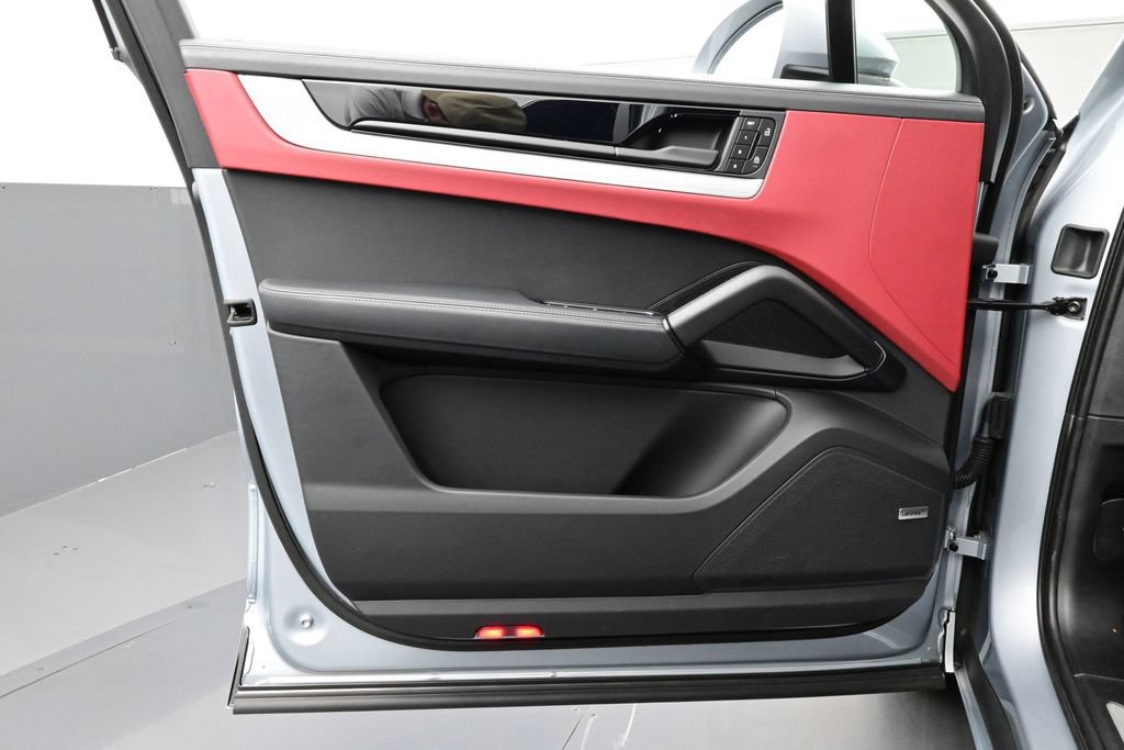 Certified 2025 Porsche Cayenne Coupe AWD/4WD image 7