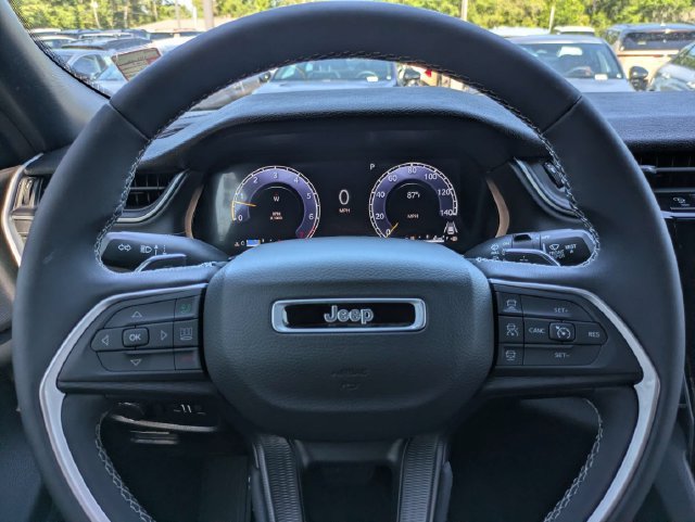 Used 2025 Jeep Grand Cherokee Laredo RWD image 29