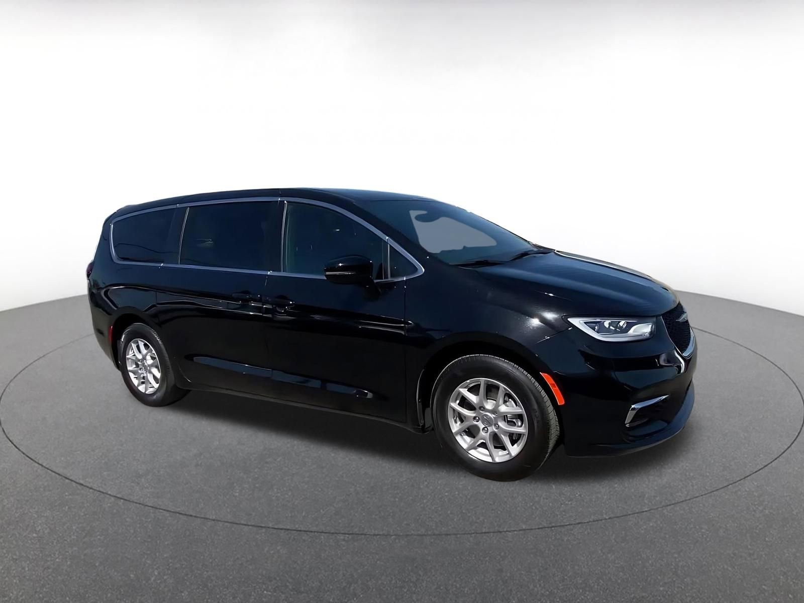 Used 2025 Chrysler Pacifica Select image 2