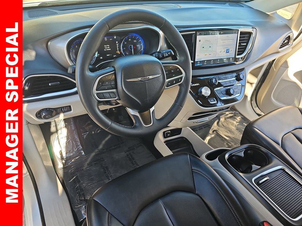 Used 2024 Chrysler Pacifica Touring-L image 17