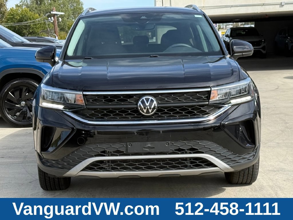 Used 2022 Volkswagen Taos SE w/ Driver Assistance Package FWD image 2