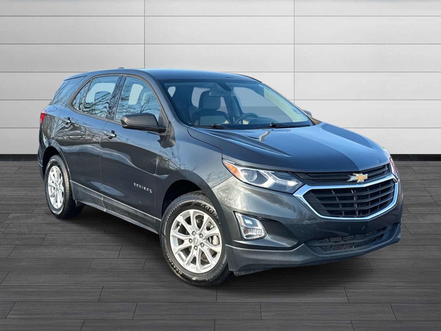 Used 2018 Chevrolet Equinox LS image 2