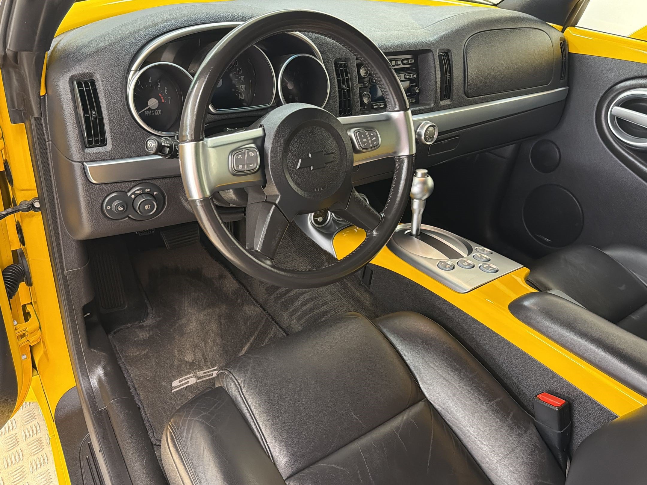 Used 2004 Chevrolet SSR w/ Preferred Equipment Group RWD image 4