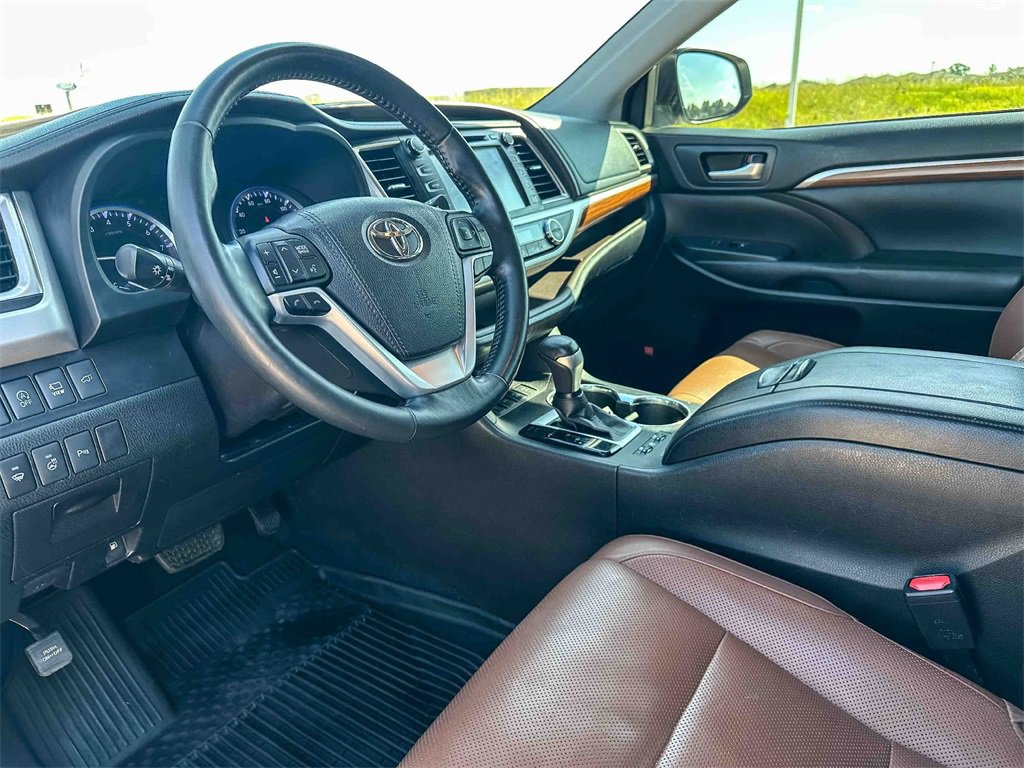 Used 2018 Toyota Highlander Limited Platinum image 12