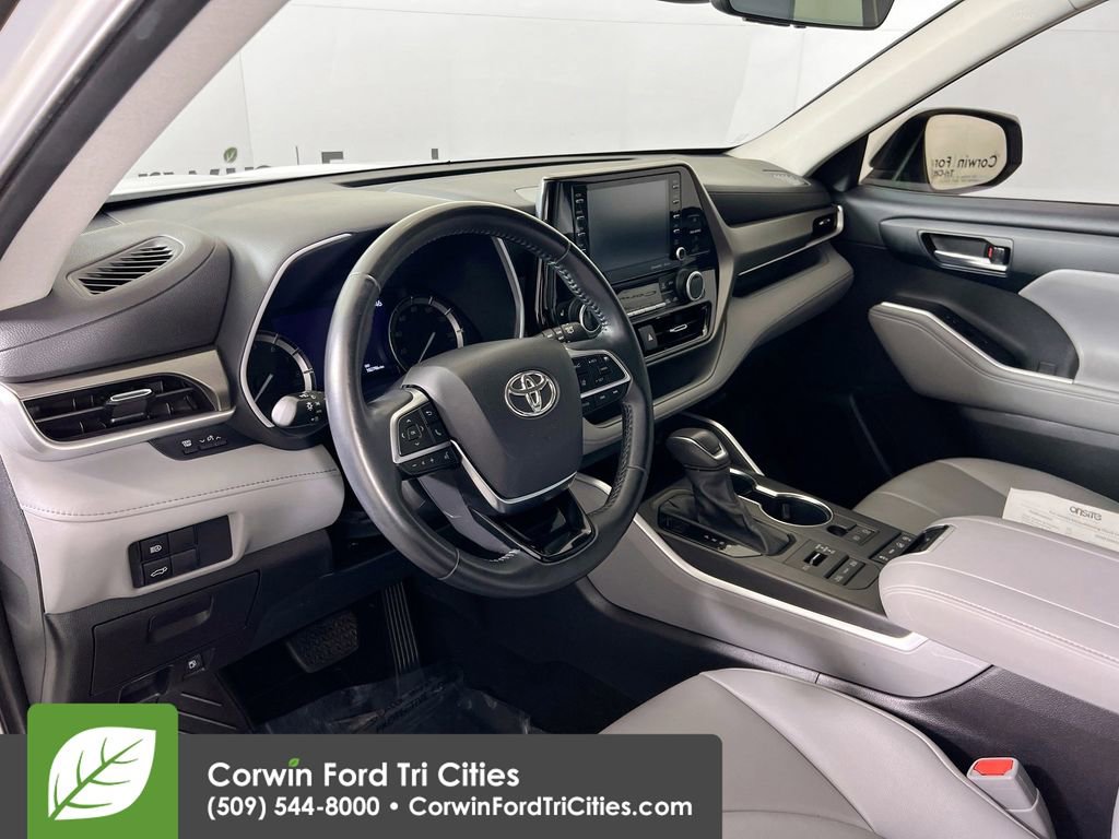 Used 2021 Toyota Highlander XLE AWD/4WD video 3
