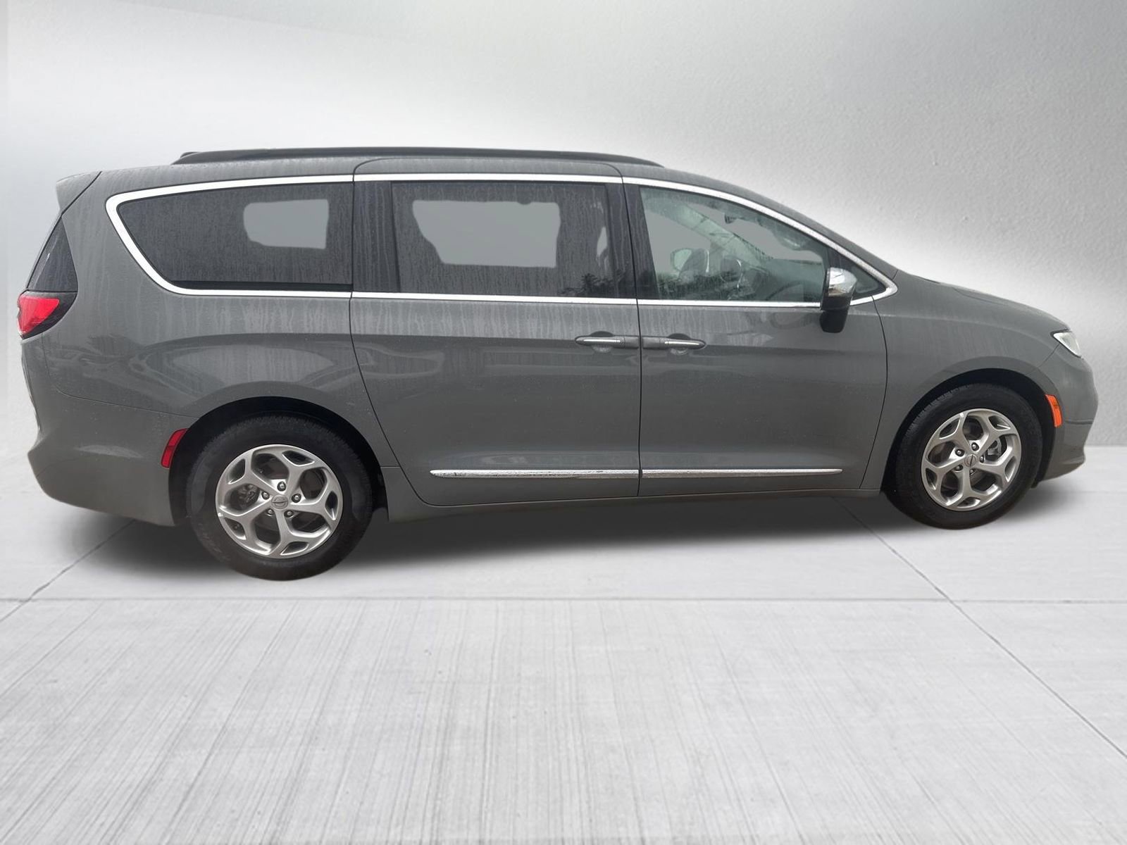 Used 2023 Chrysler Pacifica Limited FWD image 5