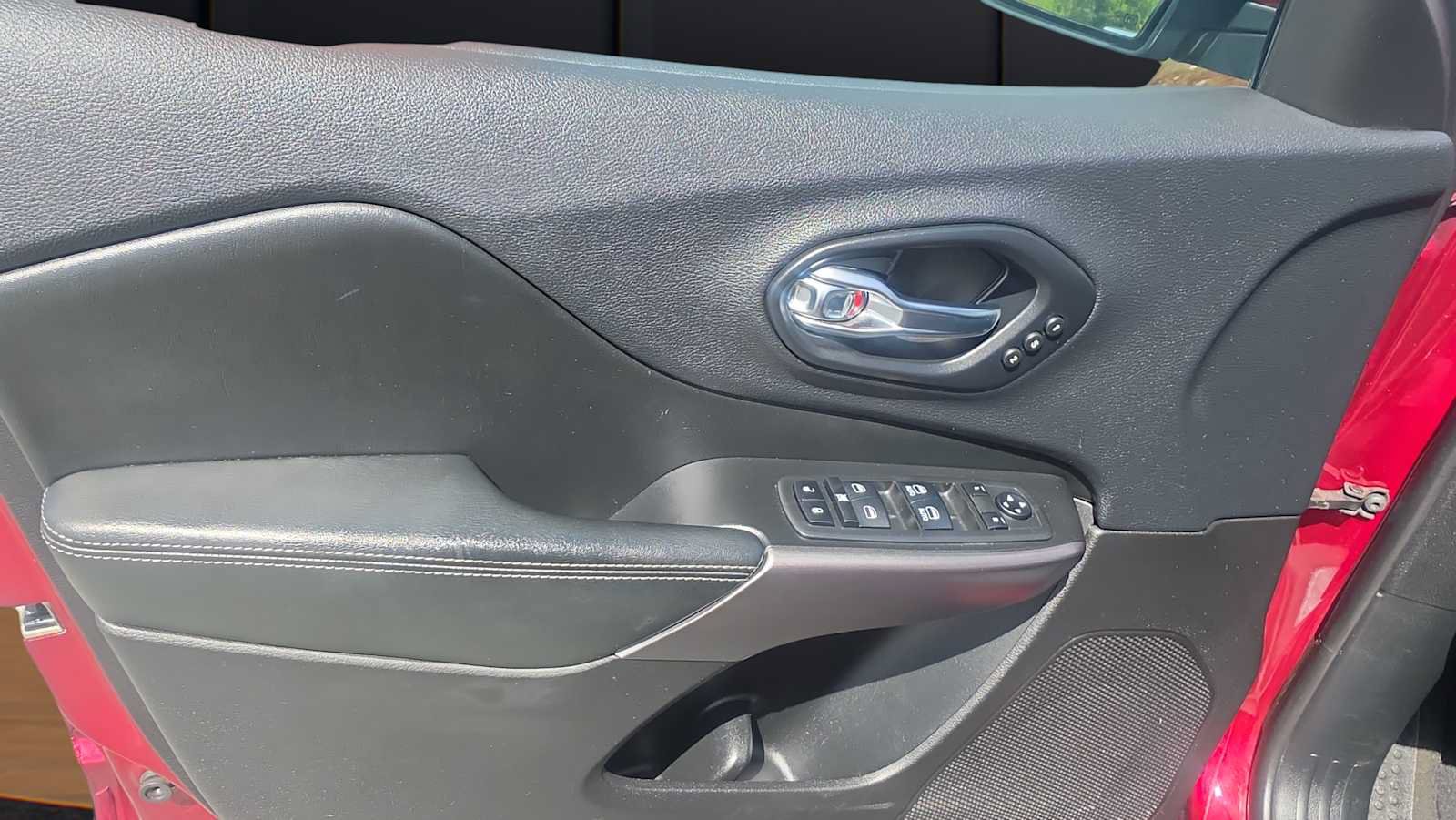 Used 2019 Jeep Cherokee Limited AWD/4WD image 10