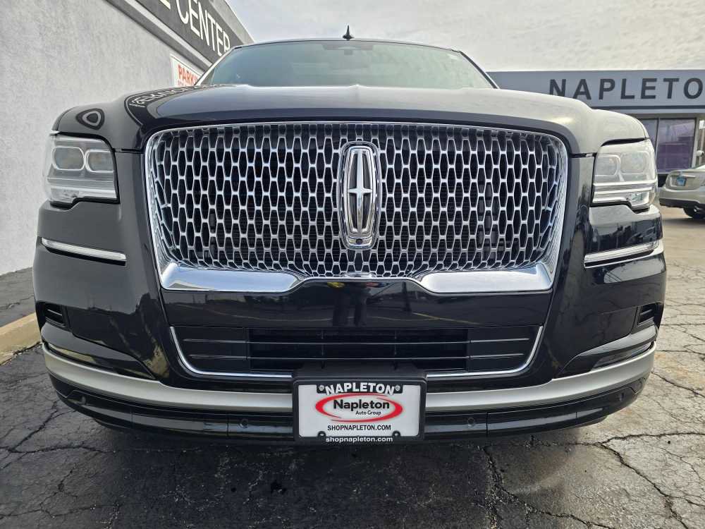 Used 2023 Lincoln Navigator Reserve image 3